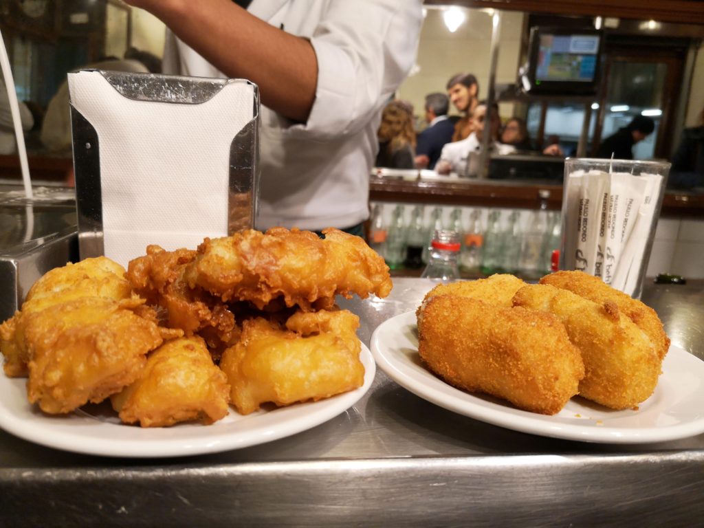 Tapas y copas en Madrid, croquetas de bacalao