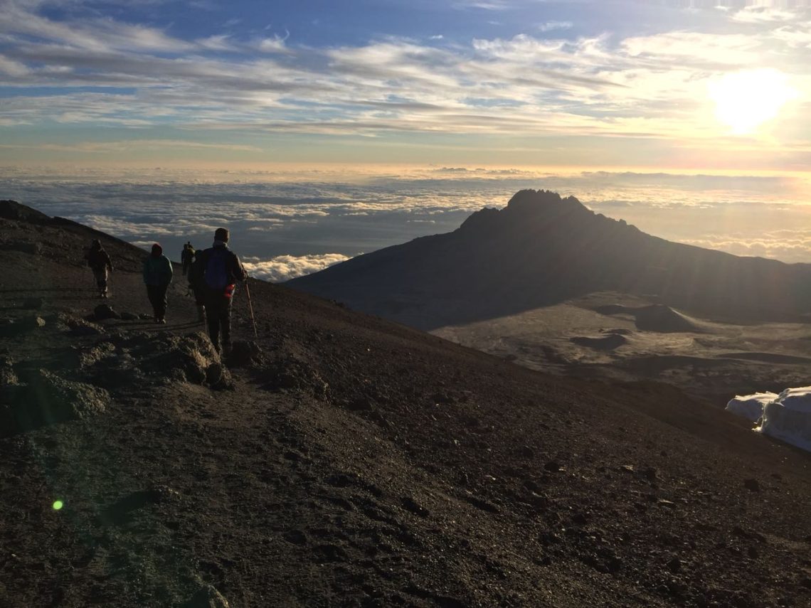 Cumbre del Kilimanjaro al amanecer