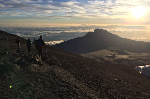 Cumbre del Kilimanjaro al amanecer